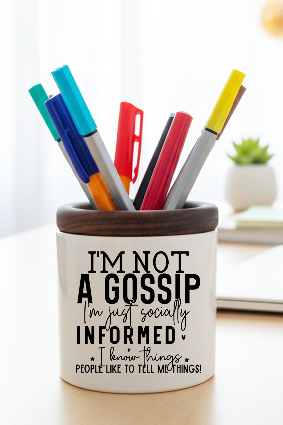 I'm Not a Gossip, I'm Just Socially Baskılı Dedikodu Temalı Eğlenceli tasarımlı seramik kalemlik