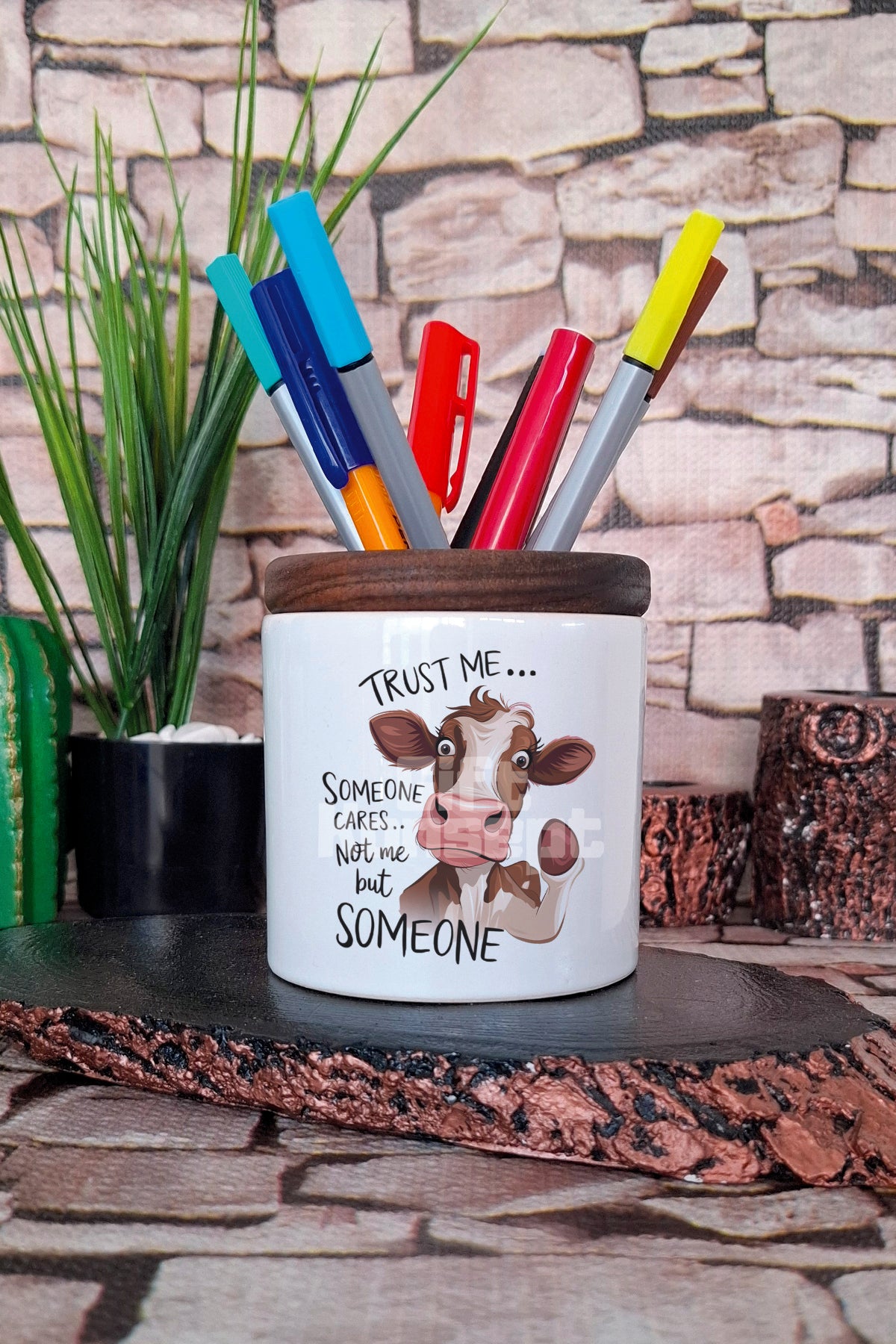 Trust Me Someone Cares tasarımlı seramik kalemlik
