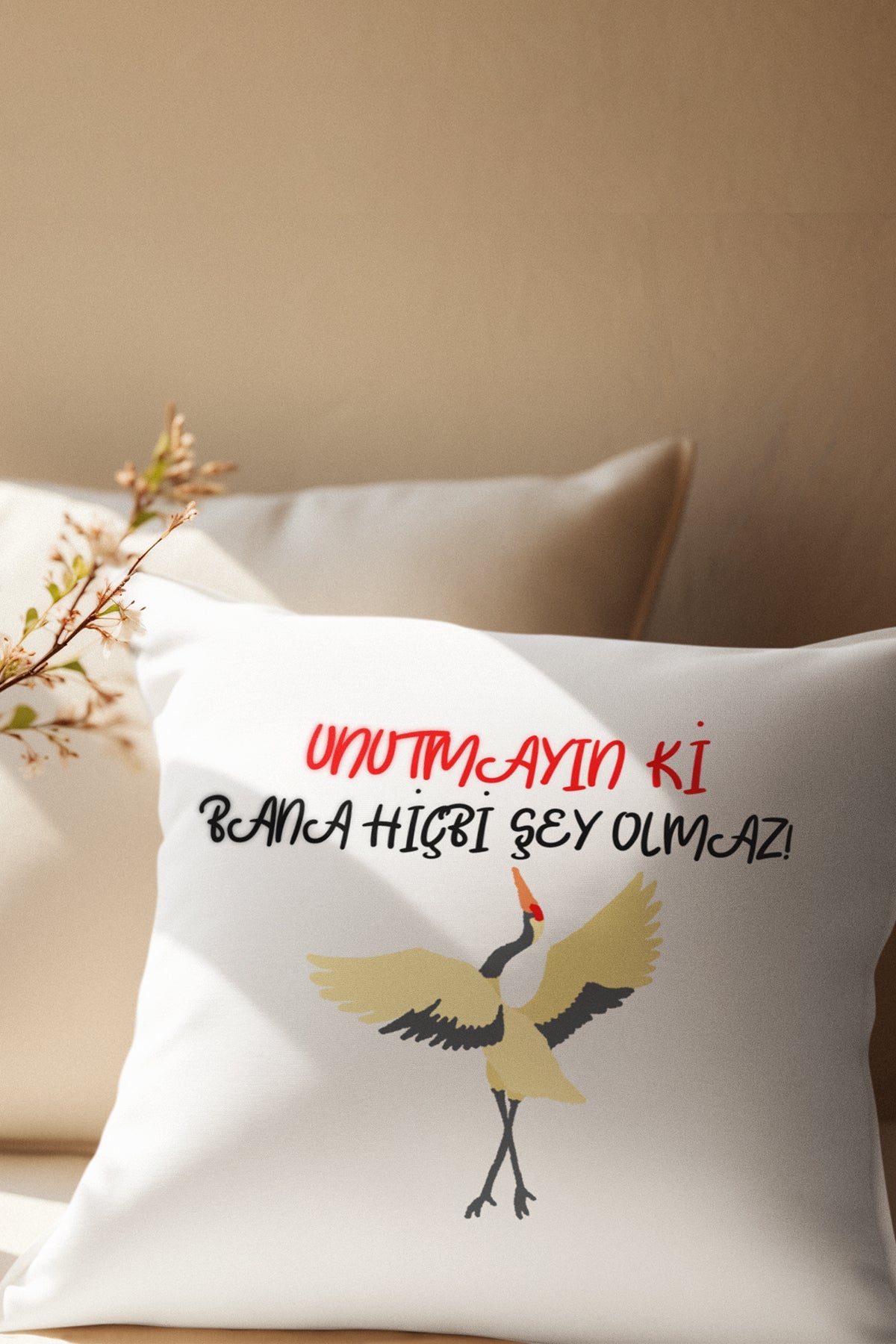 unutmayin-ki-bana-hicbi-şey-olmaz-leylek-baskili-komik-hediyelik-saten-dekoratif-yastik