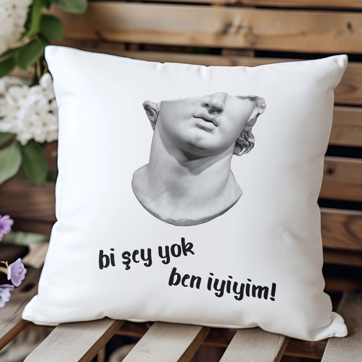 bi-şey-yok-ben-iyiyim-baskili-komik-hediyelik-elyaf-dolgulu-saten-dekoratif-yastik