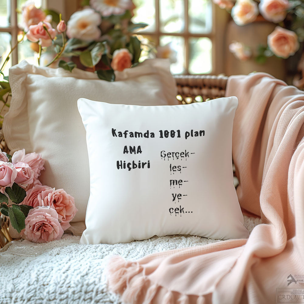 kafamda-1001-plan-ama-hicbiri-gerceklesmeyecek-baskili-komik-hediyelik-elyaf-saten-dekoratif-yastik