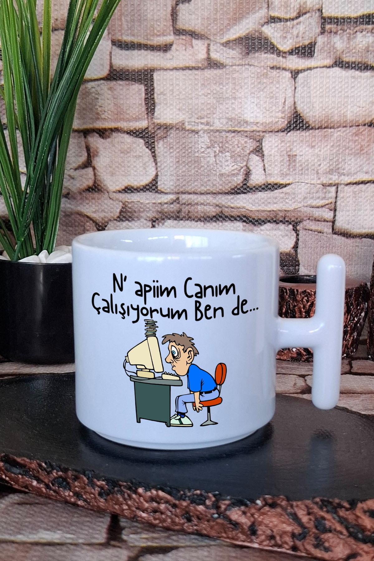 Çalışıyorum İş Yeri Baskılı Eğlenceli-Komik Hediyelik T Kulplu Latte Fincanı Kupa Bardak