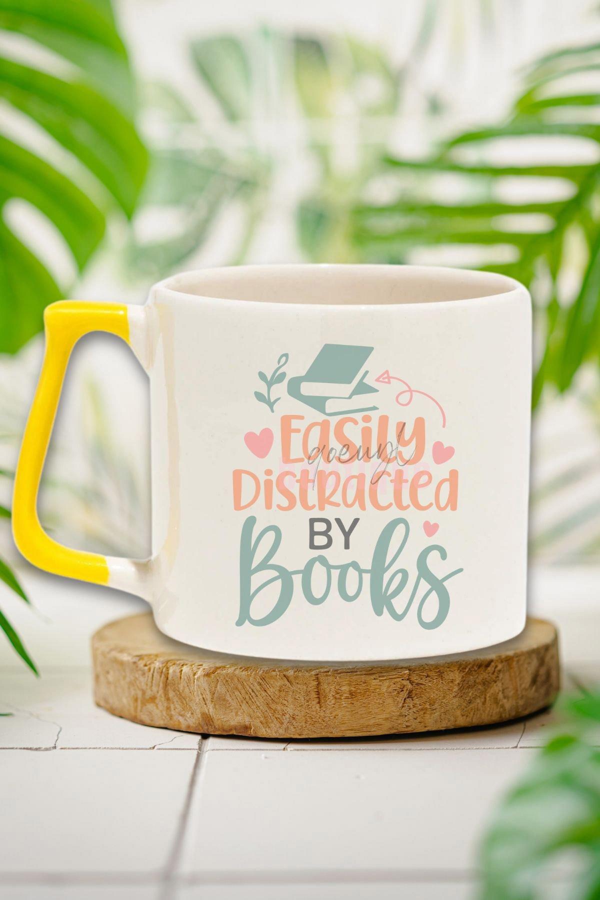 Easily Distracted By Books Yazılı Kitap Kurdu Esprisi Hediyelik Sarı Kulplu Kupa Bardak