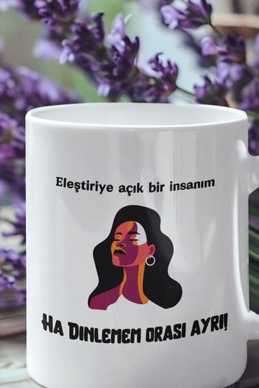 Eleştiriye Açık Bir İnsanım Baskılı Eğlenceli Hediyelik Beyaz Kupa Bardak