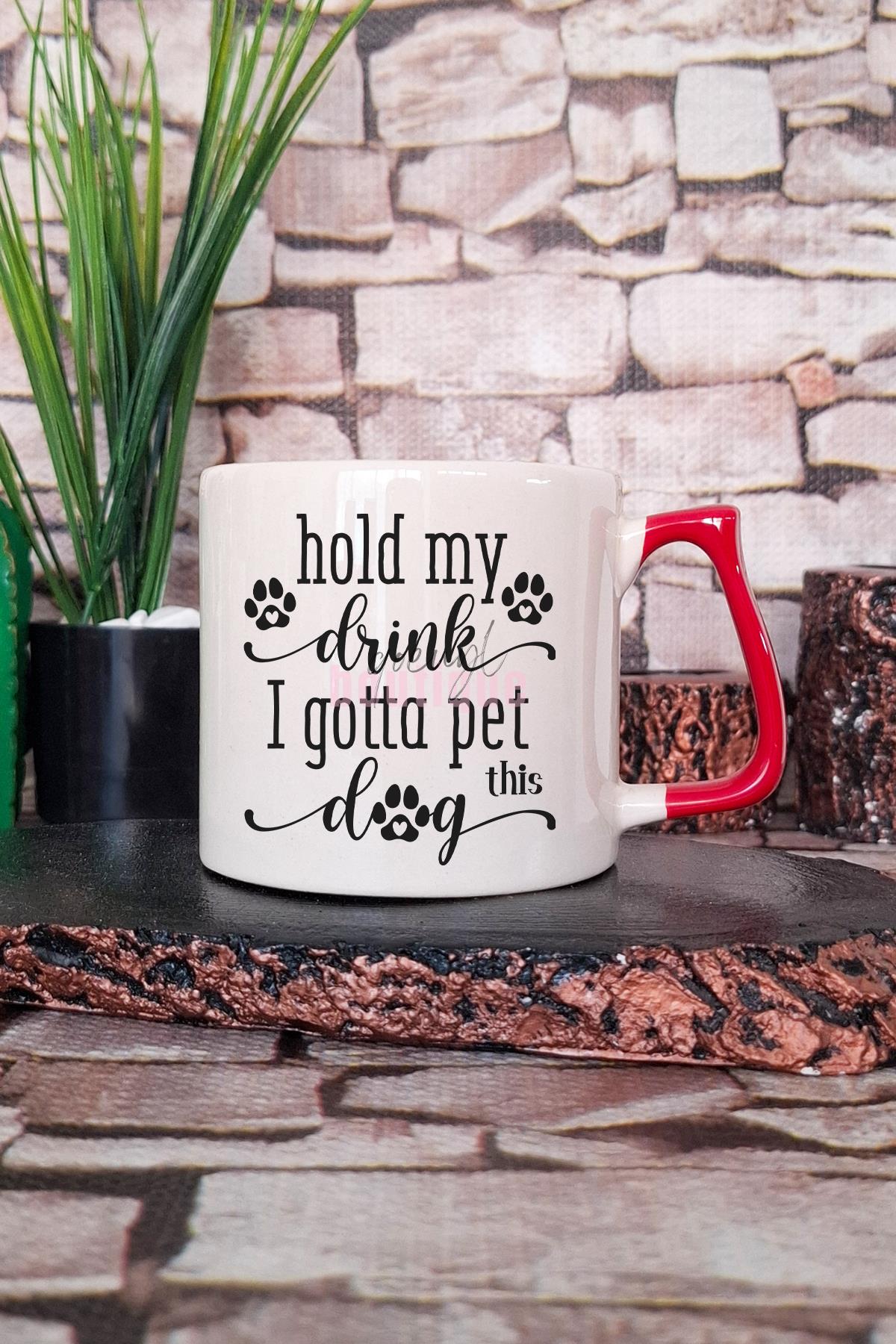 Hold My Drink I Gotta Pet This Dog Yazılı Komik Köpeksever Hediyelik Kulplu Kupa Bardak