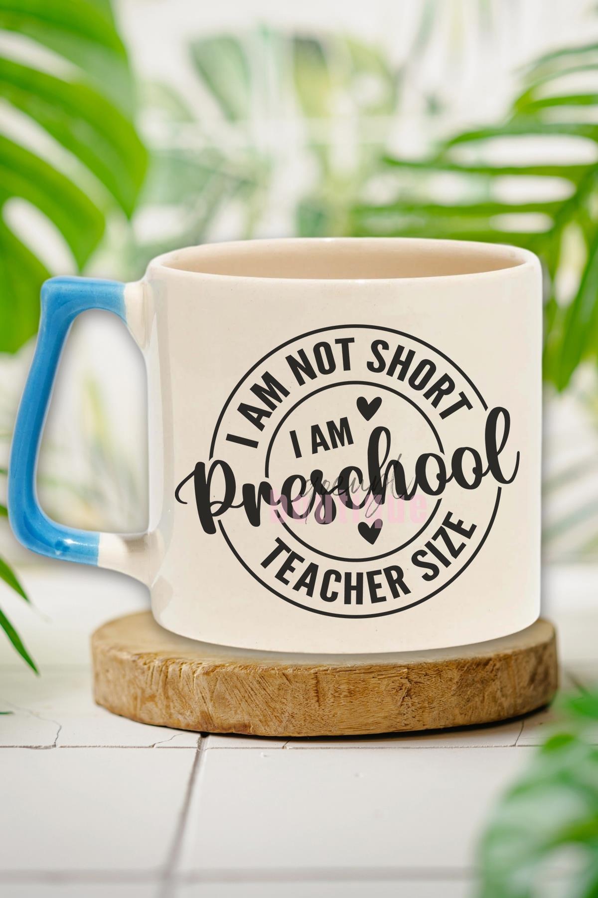 I Am Not Short I Am Preschool Teacher Size Temalı Komik Hediyelik Kulplu Kupa Bardak