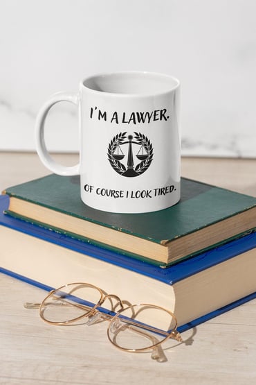 I'm a Lawyer Of Course I Look Tıred 'Baskılı Avukatlar için Eğlenceli Hediyelik Seramik Kupa Bardak