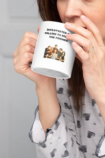 İntroverted But Willing To Discuss Friends Baskılı Beyaz Kupa Bardak