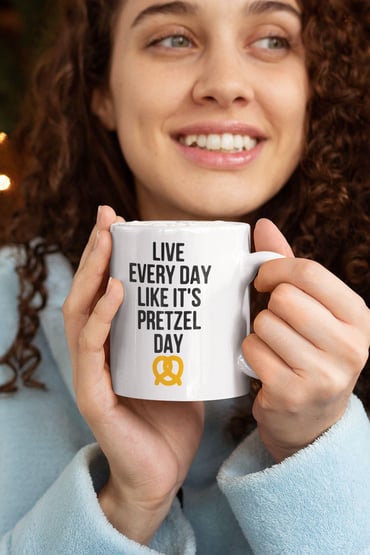 Live Every Day Like It's Pretzel Day The Office Baskılı Kupa Bardak