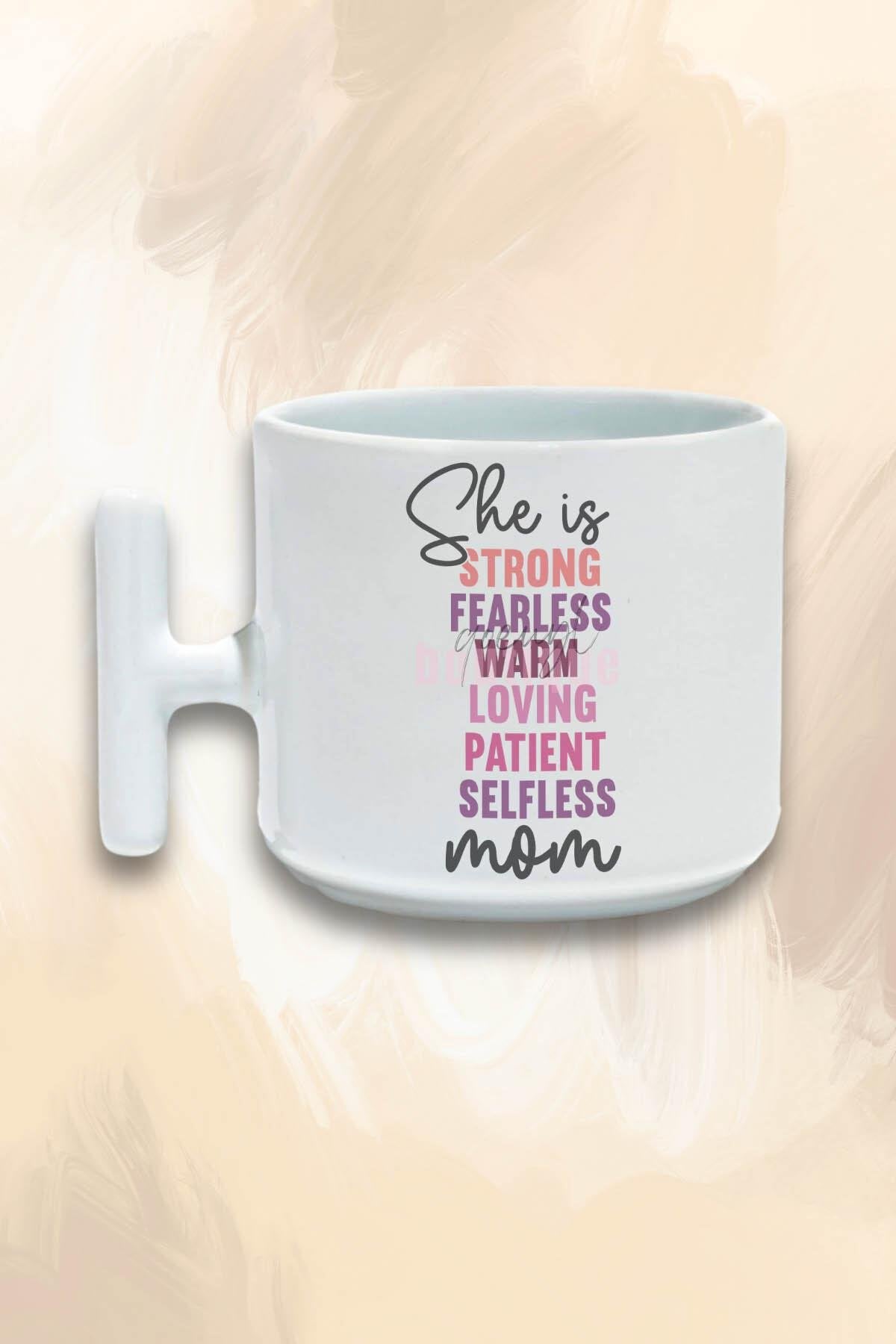 She Is Strong Patient Mom No:2 Baskılı Anneler Günü Hediyelik T Kulplu Latte Fincanı Kupa Bardak