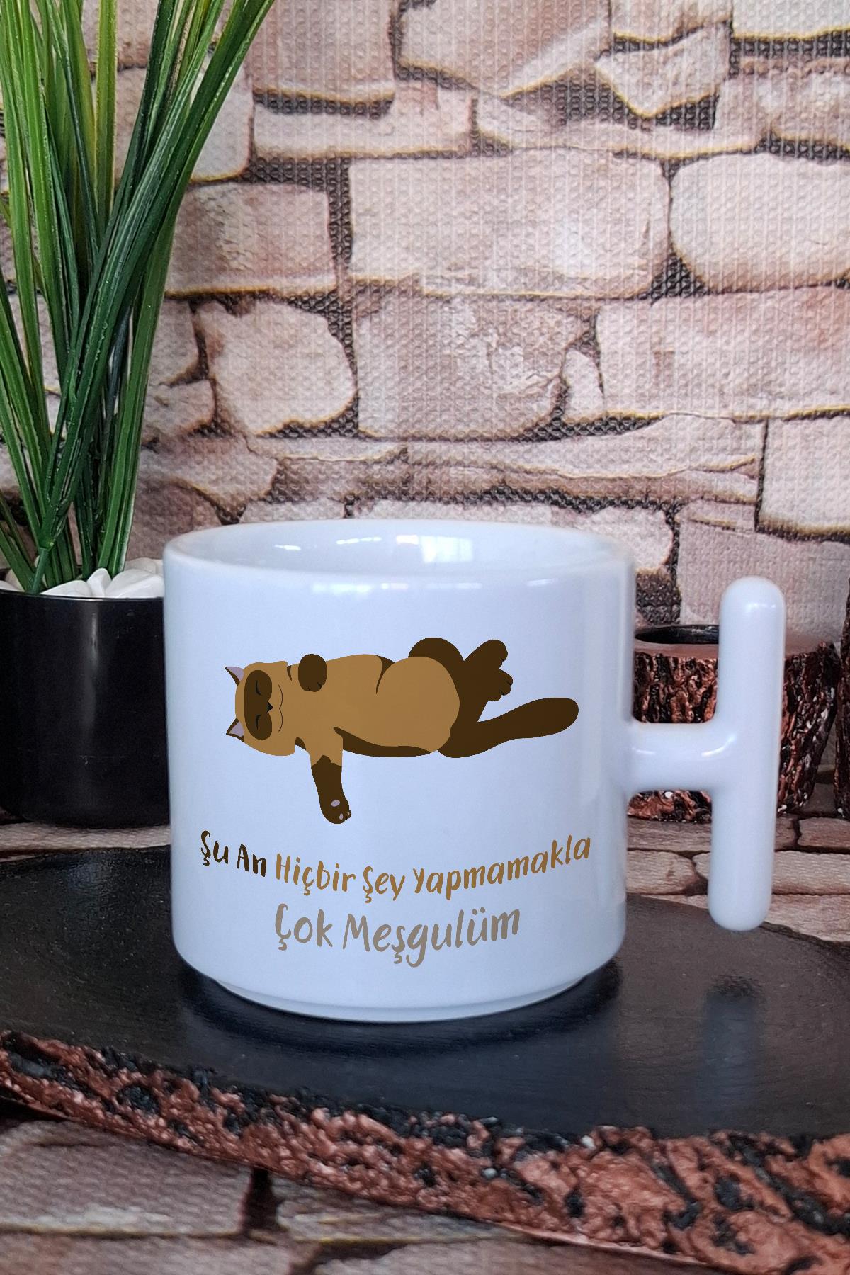 Şu An Hiçbir Şey Yapmamakla Çok Meşgulüm Komik Yazılı T Kulplu Latte Fincanı Kupa Bardak