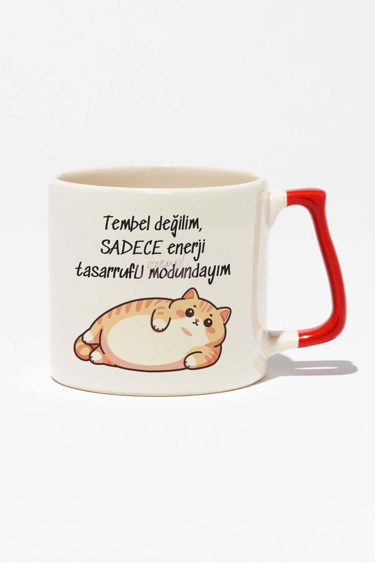 Tembel Değilim Tasarruf Modundayım Kedi Komik Hediyelik Baskılı Kırmızı Kulplu Modern Seramik Kupa