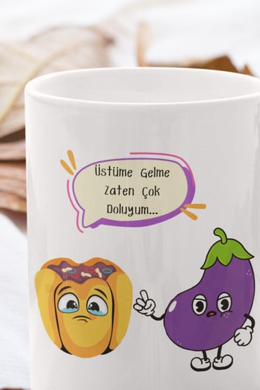 Üstüme Gelme Zaten Çok Doluyum Baskılı Eğlenceli Hediyelik Beyaz Kupa Bardak