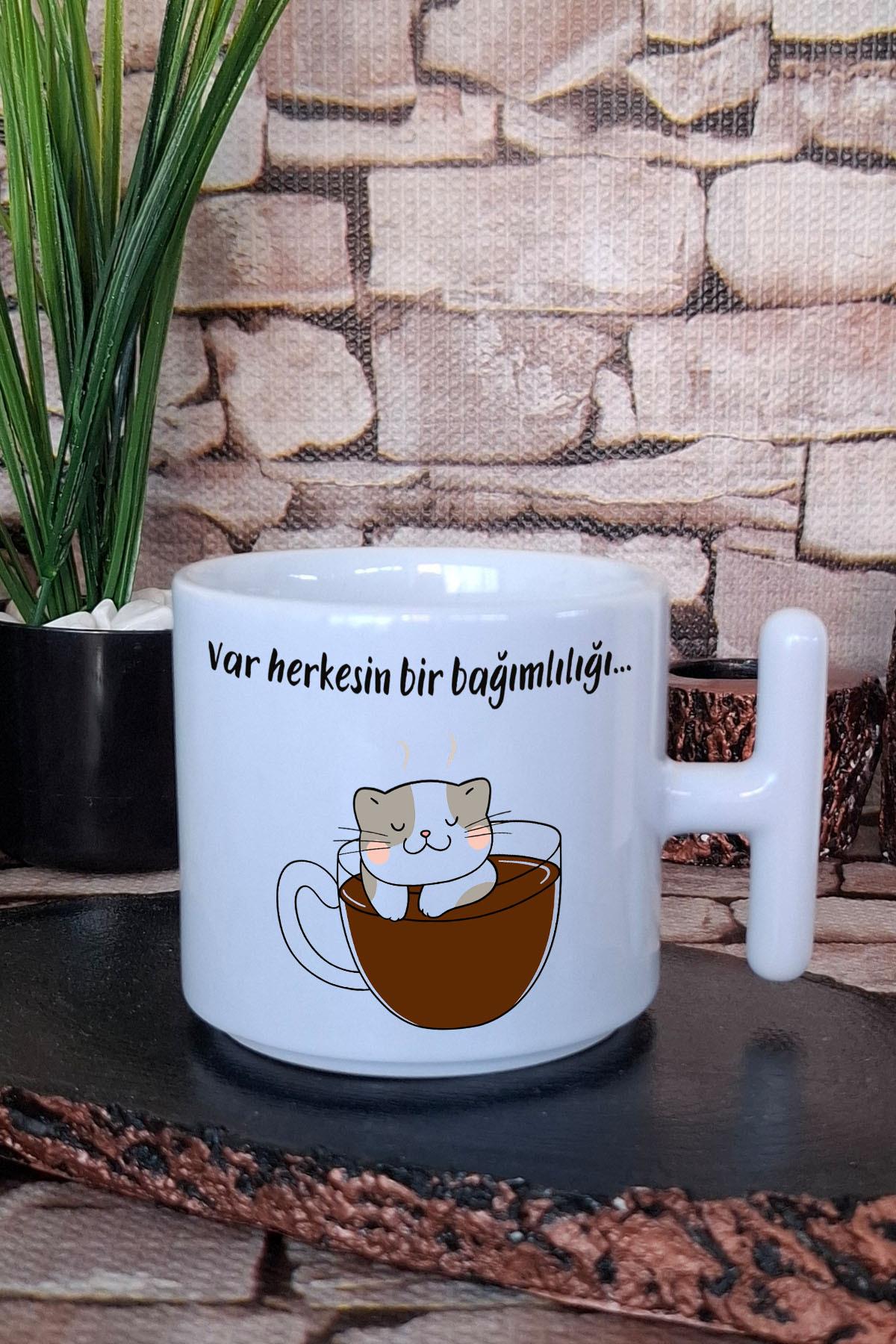 Var Herkesin Bir Bağımlılığı-Kahvesever Kedi BaskılıT Kulplu Latte Fincanı Kupa Bardak