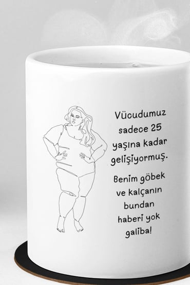 Vücut25Yaşına Kadar Gelişirmiş. Benim Kalça, Göbeğin Bundan Haberi Yok Baskılı Eğlenceli Kupa Bardak