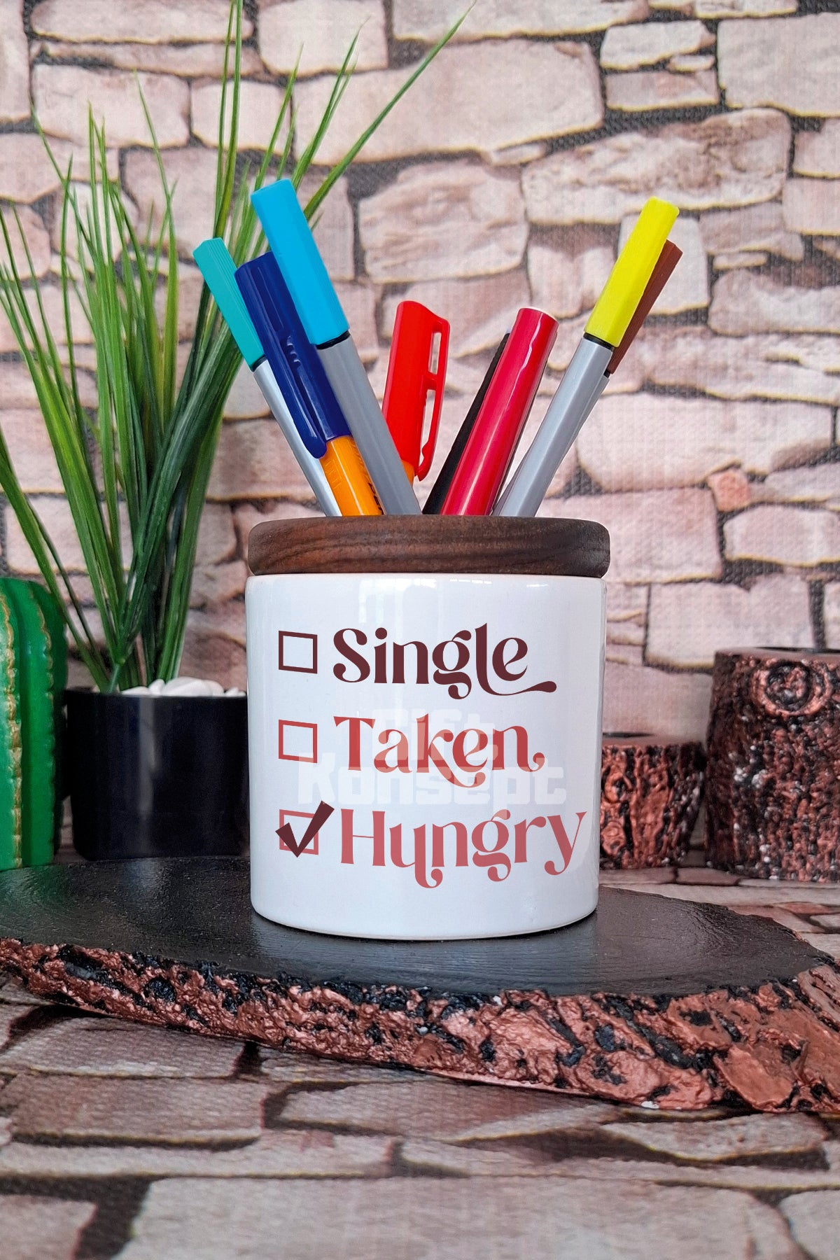 Single Taken Hungry tasarımlı seramik kalemlik