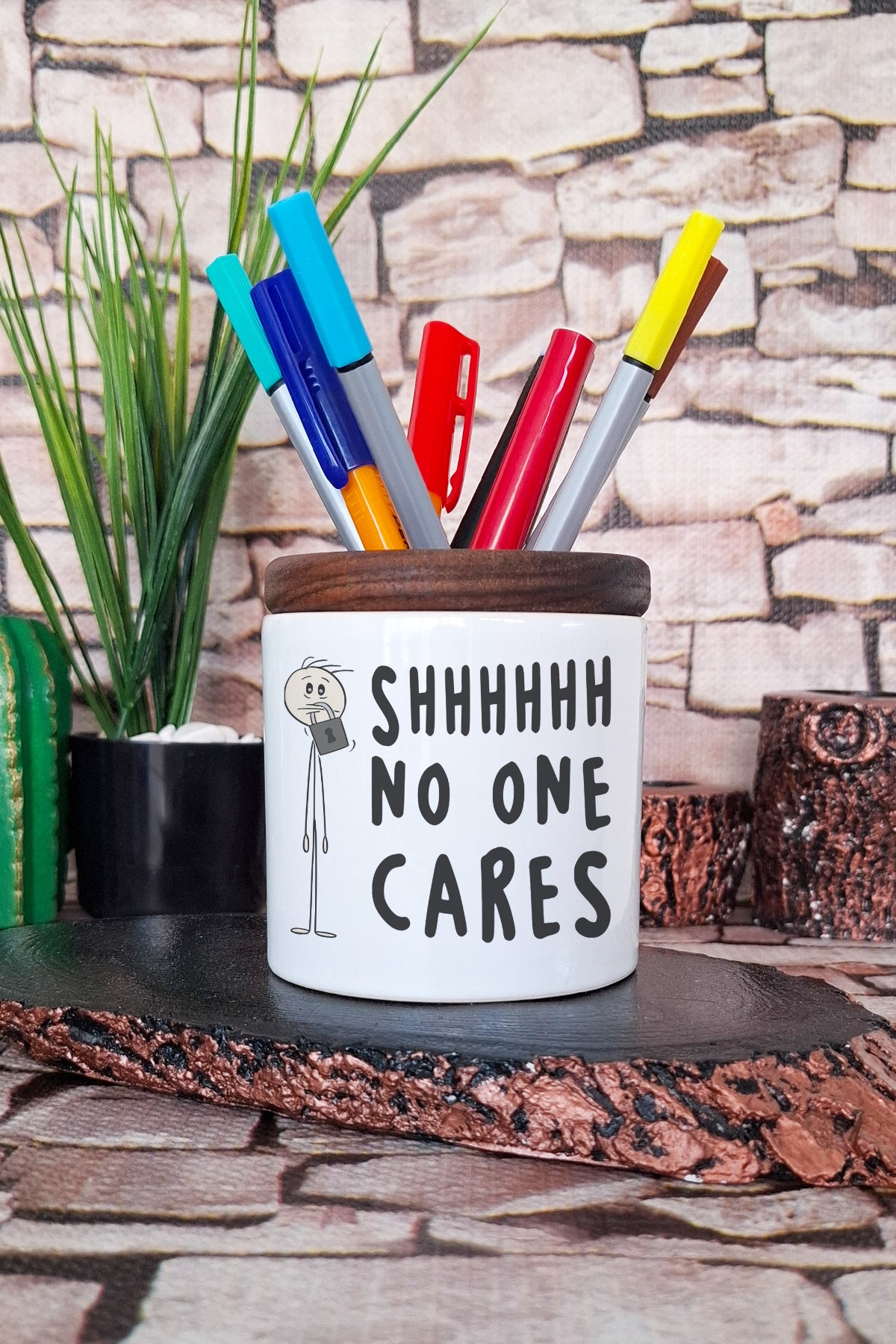 Sarkastik No One Cares tasarımlı seramik kalemlik