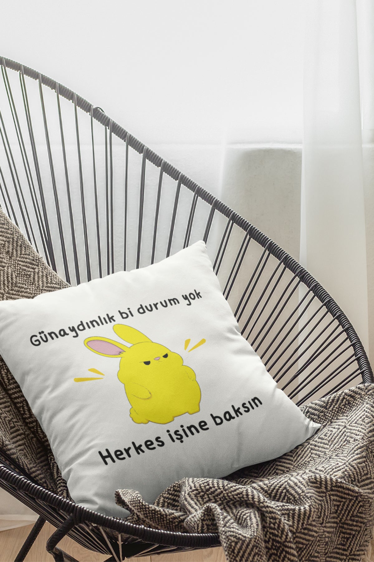 gunaydin-yok-herkes-isine-baksin-baskili-eglenceli-hediyelik-elyaf-dolgulu-saten-dekoratif-yastik