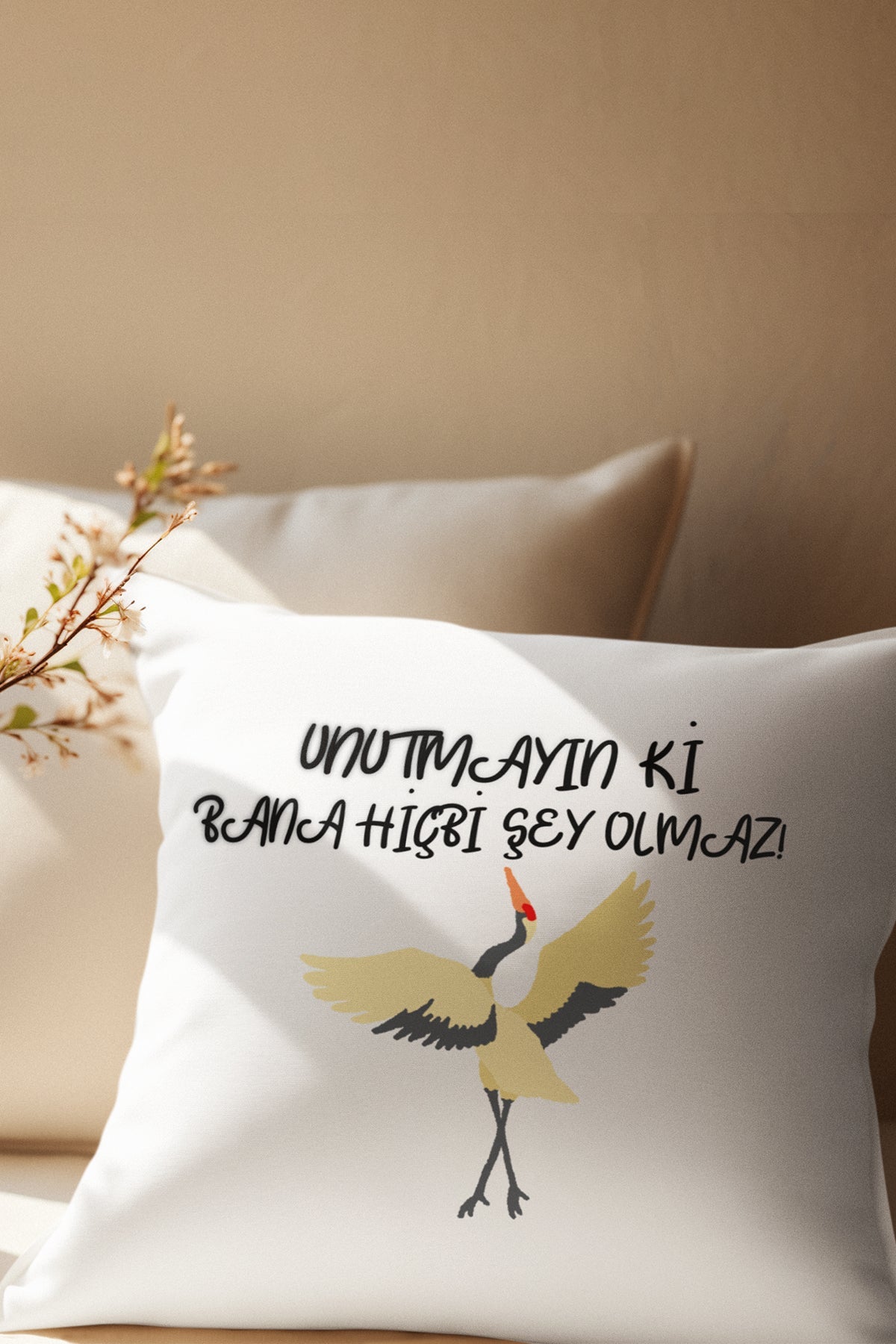 unutmayin-ki-bana-hicbi-şey-olmaz-leylek-baskili-komik-saten-dekoratif-yastik