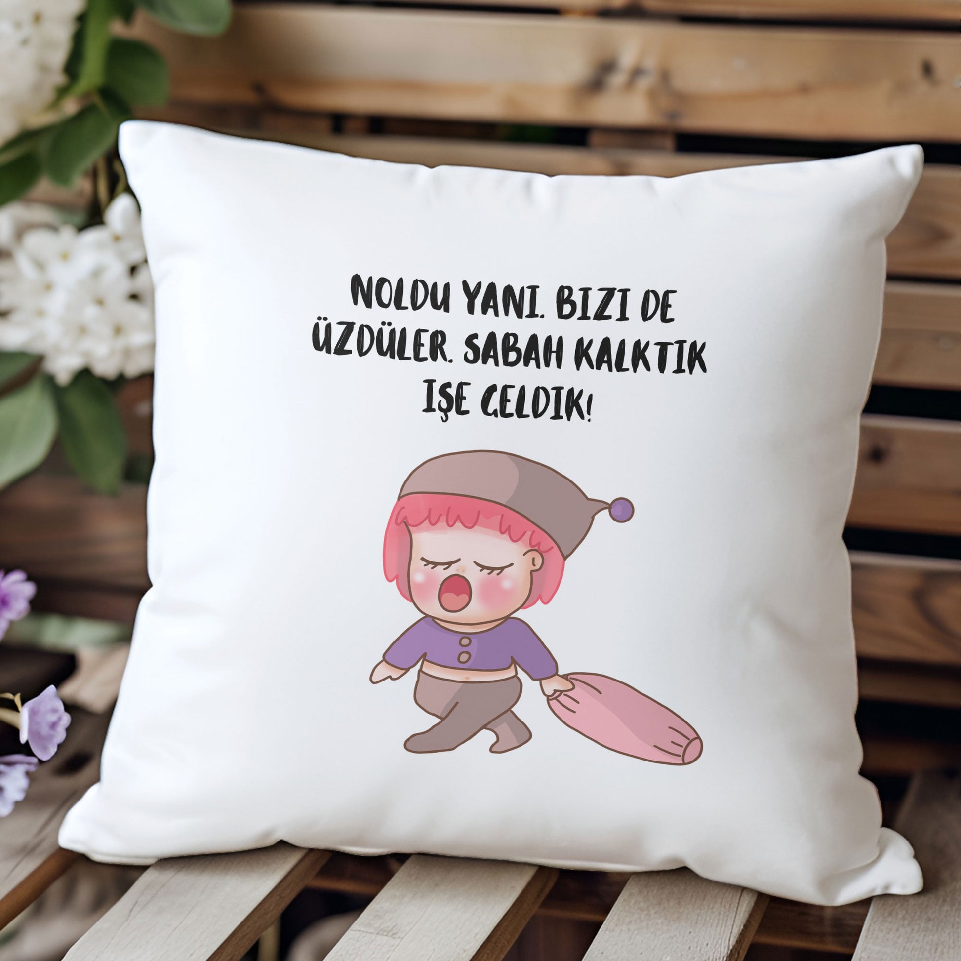 bizide-üzduler-sabah-kalktik-ise-geldik-baskili-hediyelik-elyaf-dolgulu-saten-dekoratif-yastik