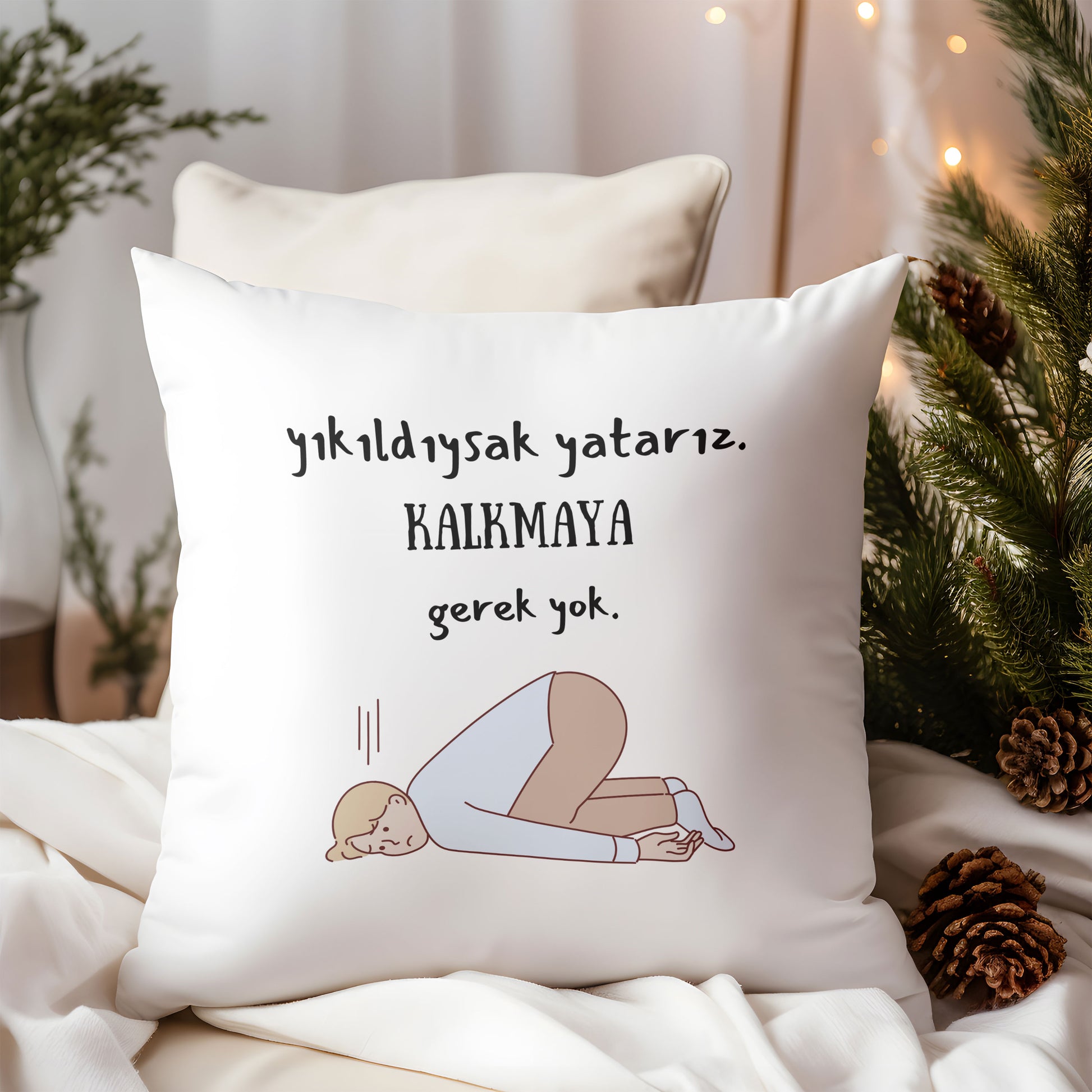 yikildiysak-yatariz-kalkmaya-gerek-yok-baskili-komik-hediyelik-elyaf-dolgulu-saten-dekoratif-yastik