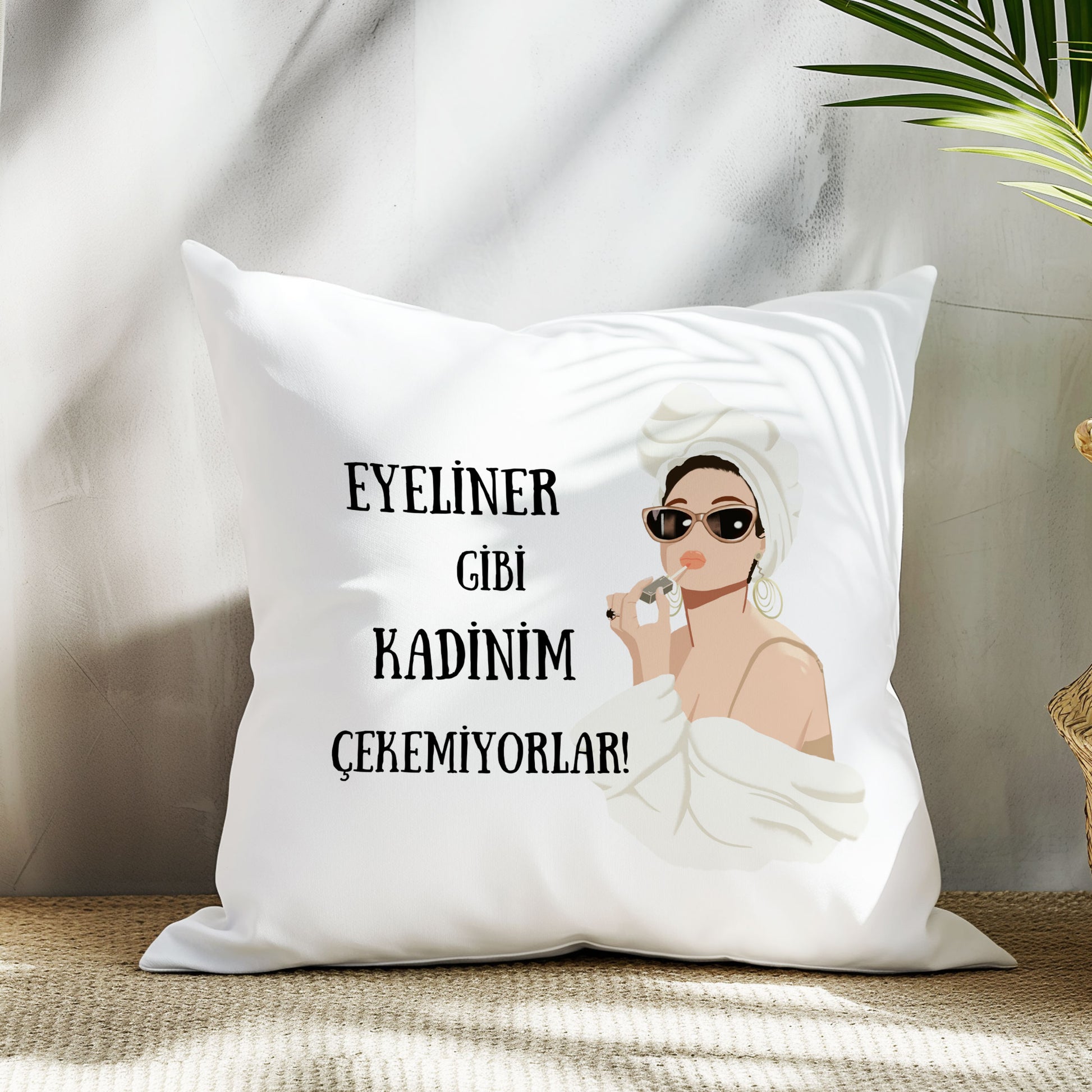 eyeliner-gibi-kadinim-çekemiyorlar-baskili-komik-hediyelik-elyaf-dolgulu-saten-dekoratif-yastik