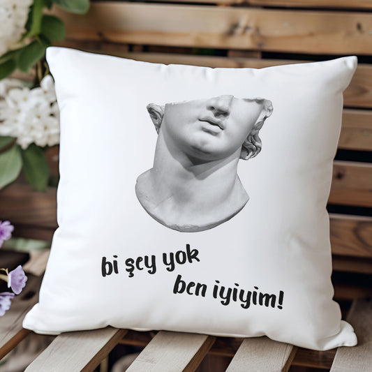 bi-şey-yok-ben-iyiyim-baskili-komik-hediyelik-elyaf-dolgulu-saten-dekoratif-yastik