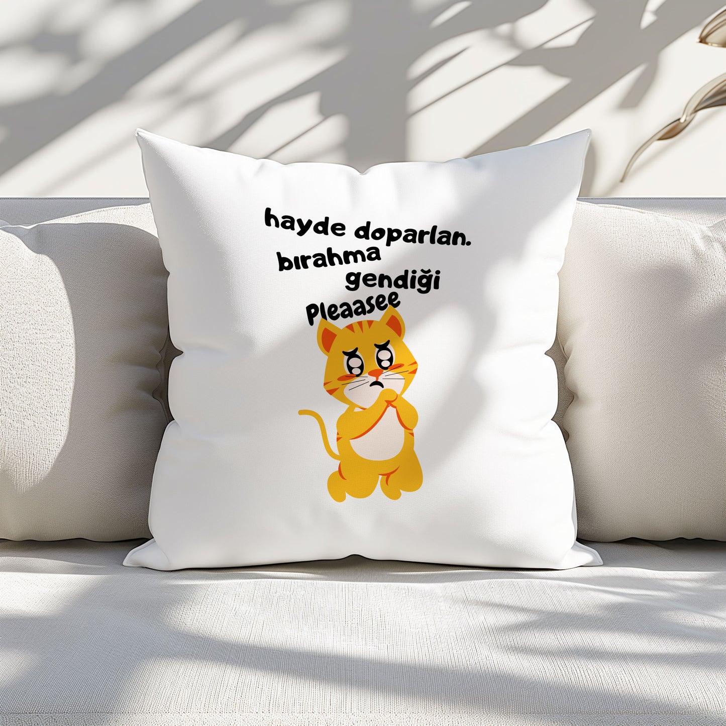 kendini-birakma-baskili-komik-hediyelik-elyaf-dolgulu-saten-dekoratif-yastik