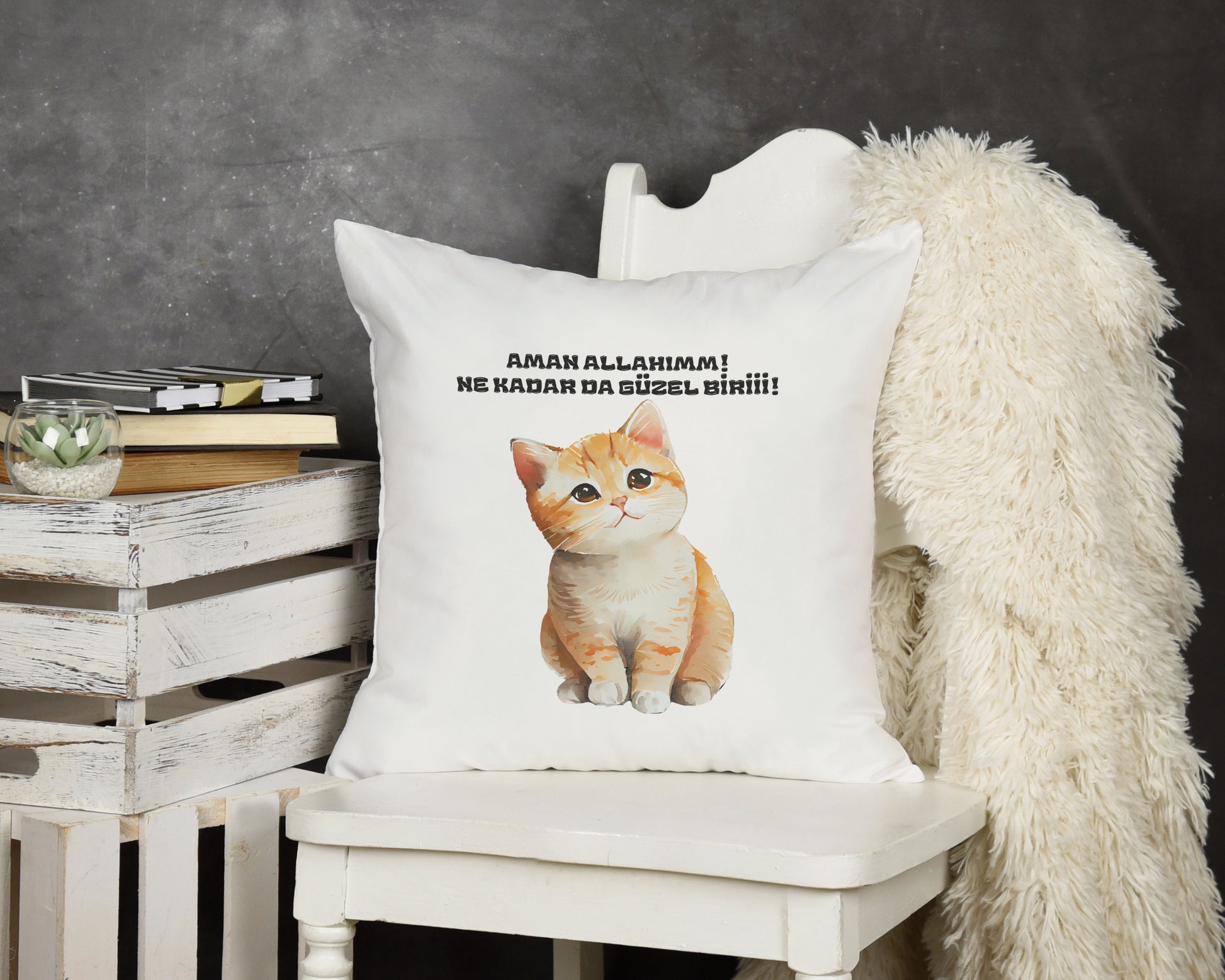 ne-kadar-da-guzel-biri-baskili-komik-hediyelik-elyaf-dolgulu-saten-dekoratif-yastik