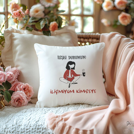 iliski-durumum-ilismiyiom-kimseye-baskili-komik-hediyelik-elyaf-dolgulu-saten-dekoratif-yastik
