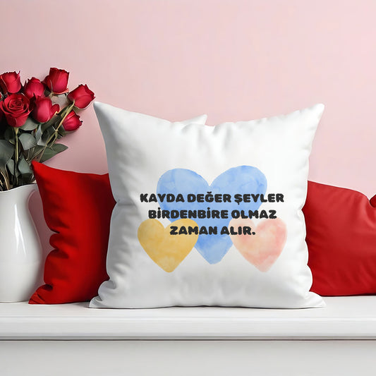 kayda-deger-şeyler-zaman-alir-baskili-hediyelik-elyaf-dolgulu-saten-dekoratif-yastik