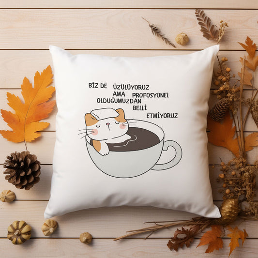 biz-de-üzuluyoruz-ama-profesyoneliz-baskili-komik-hediyelik-elyaf-dolgulu-saten-dekoratif-yastik