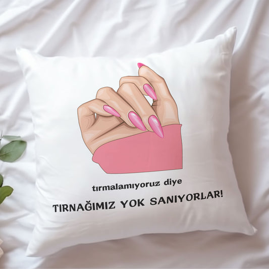 tirmalamiyoruz-diye-tirnagimiz-yok-saniyorlar-baskili-komik-hediyelik-elyaf-saten-dekoratif-yastik