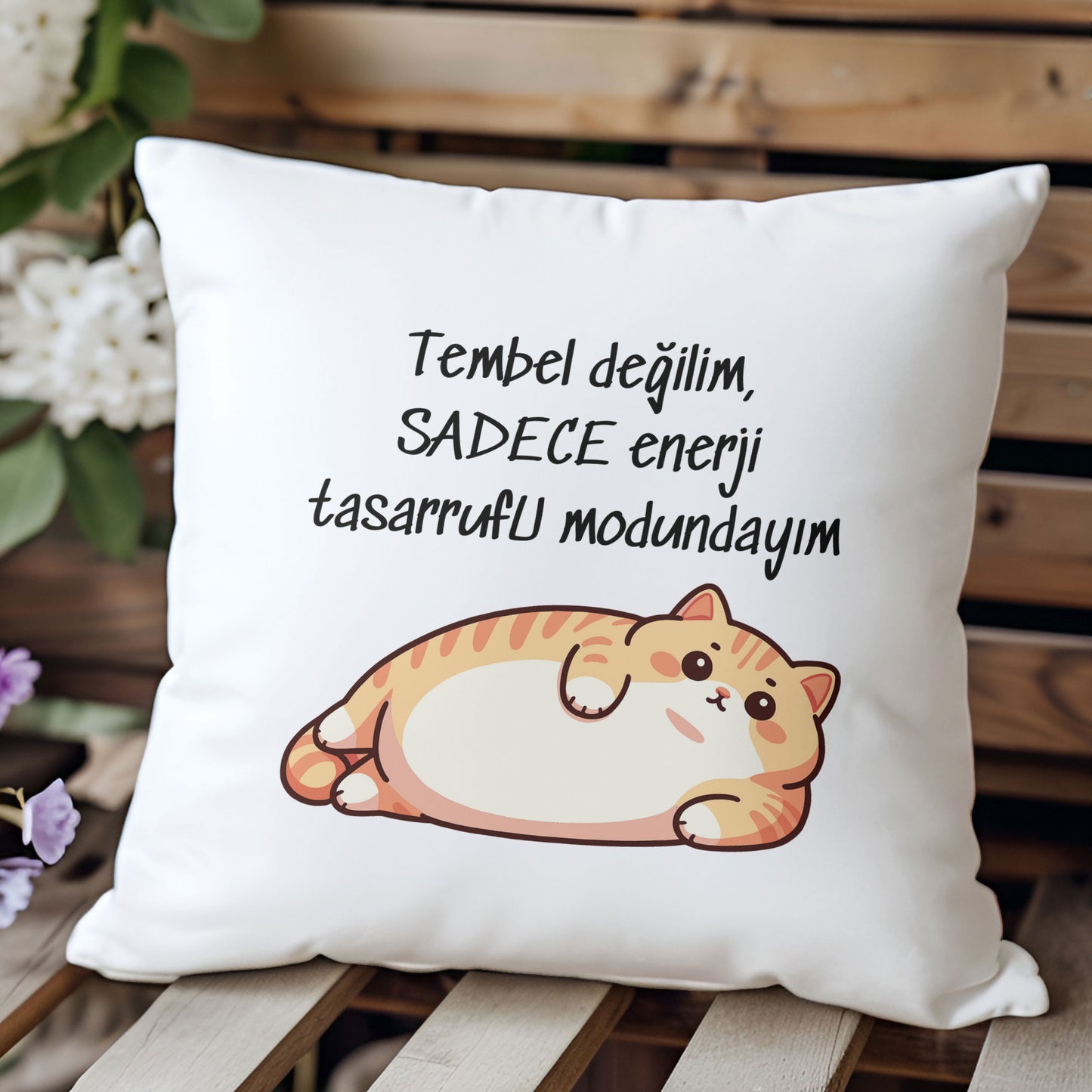 tembel-degilim-sadece-enerji-tasarrufu-modundayim-baskili-komik-hediyelik-saten-dekoratif-yastik