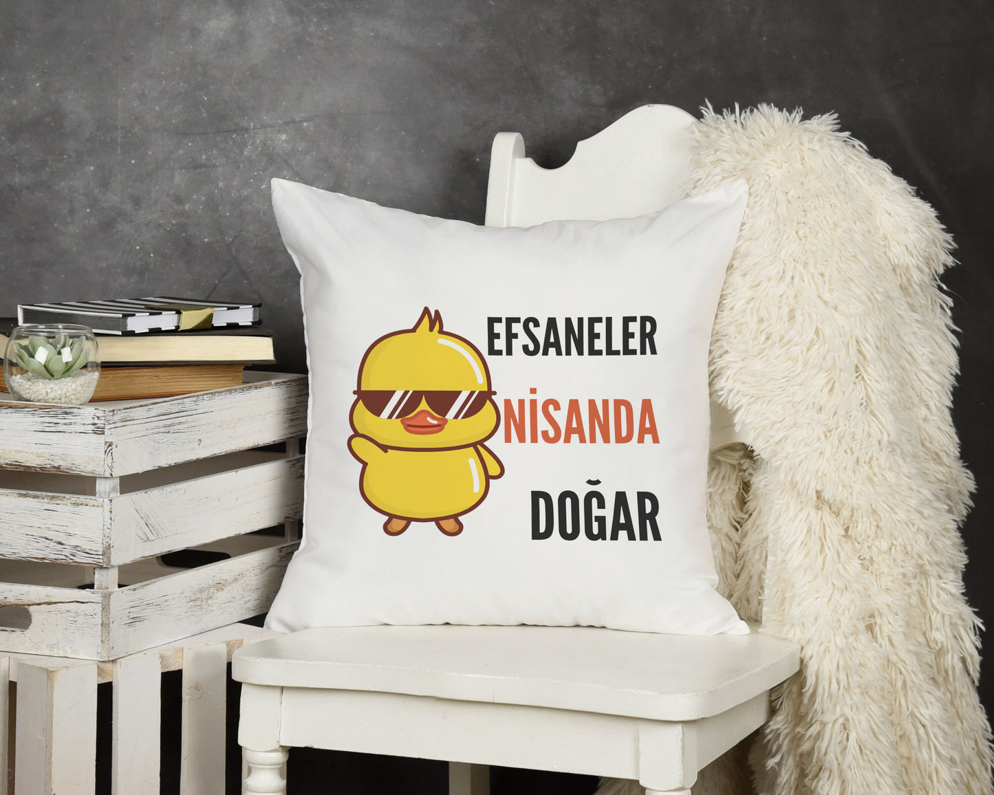 efsaneler-nisanda-dogar-baskili-dogum-gunu-hediyelik-elyaf-saten-dekoratif-yastik