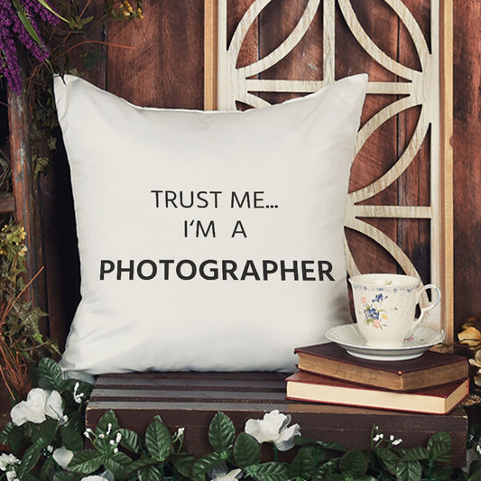 trust-me-ı'm-a-photographer-baskili-fotografci-hediyelik-elyaf-saten-dekoratif-yastik