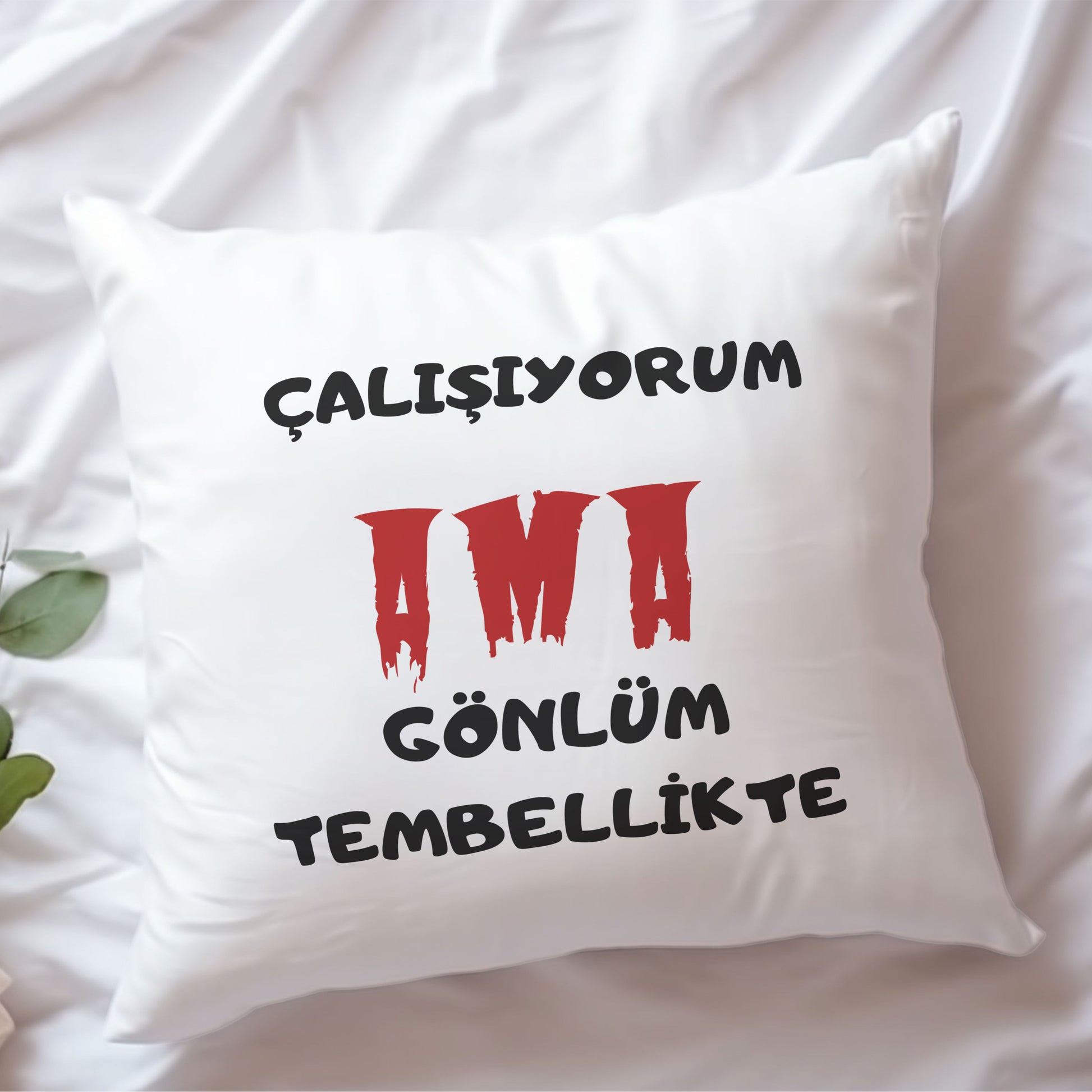 çalisiyorum-ama-gonlum-tembellikte-baskili-komik-hediyelik-elyaf-saten-dekoratif-yastik