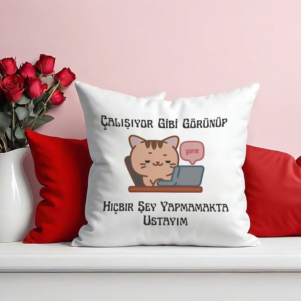 çalisiyor-gibi-gorunup-bir-şey-yapmamakta-ustayim-baskili-komik-hediyelik-saten-dekoratif-yastik