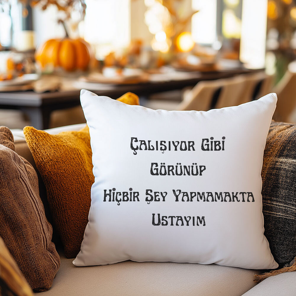 çalisiyor-gibi-gorunup-bir-şey-yapmamakta-ustayim-baskili-komik-hediyelik-saten-dekoratif-yastik