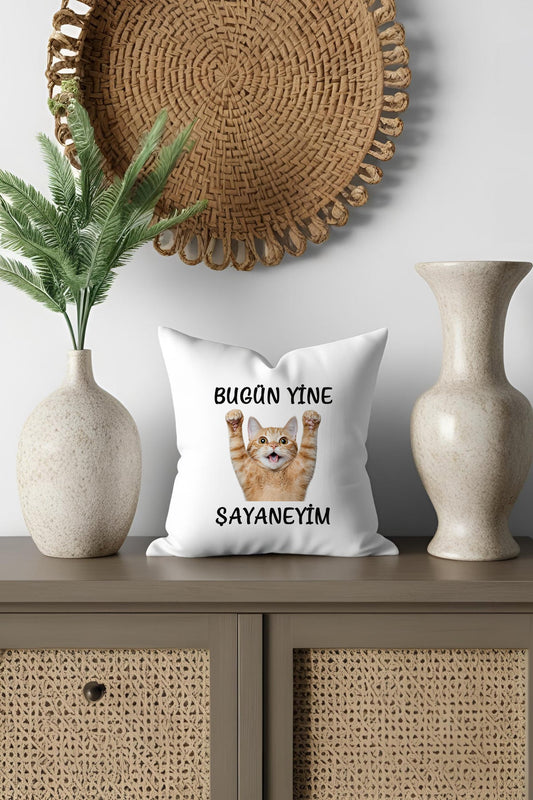 bugun-yine-şahaneyim-komik-kedi-baskili-eglenceli-hediyelik-saten-mini-dekoratif-yastik