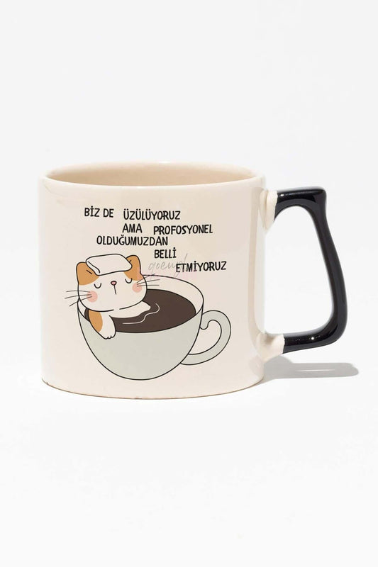 Biz de Üzülüyoruz, Belli Etmiyoruz-Kedi Komik Hediyelik Baskılı Siyah Kulplu Modern Seramik Kupa