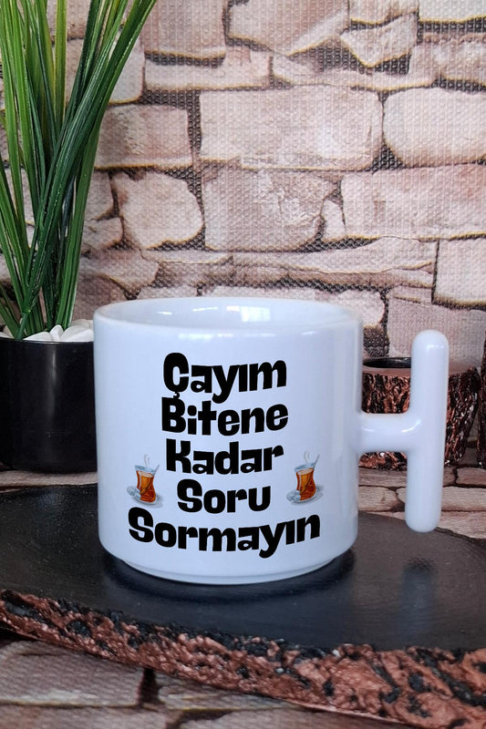 Çayım Bitene Kadar Soru Sormayın Baskılı Komik Hediyelik T Kulplu Latte Fincanı Kupa Bardak