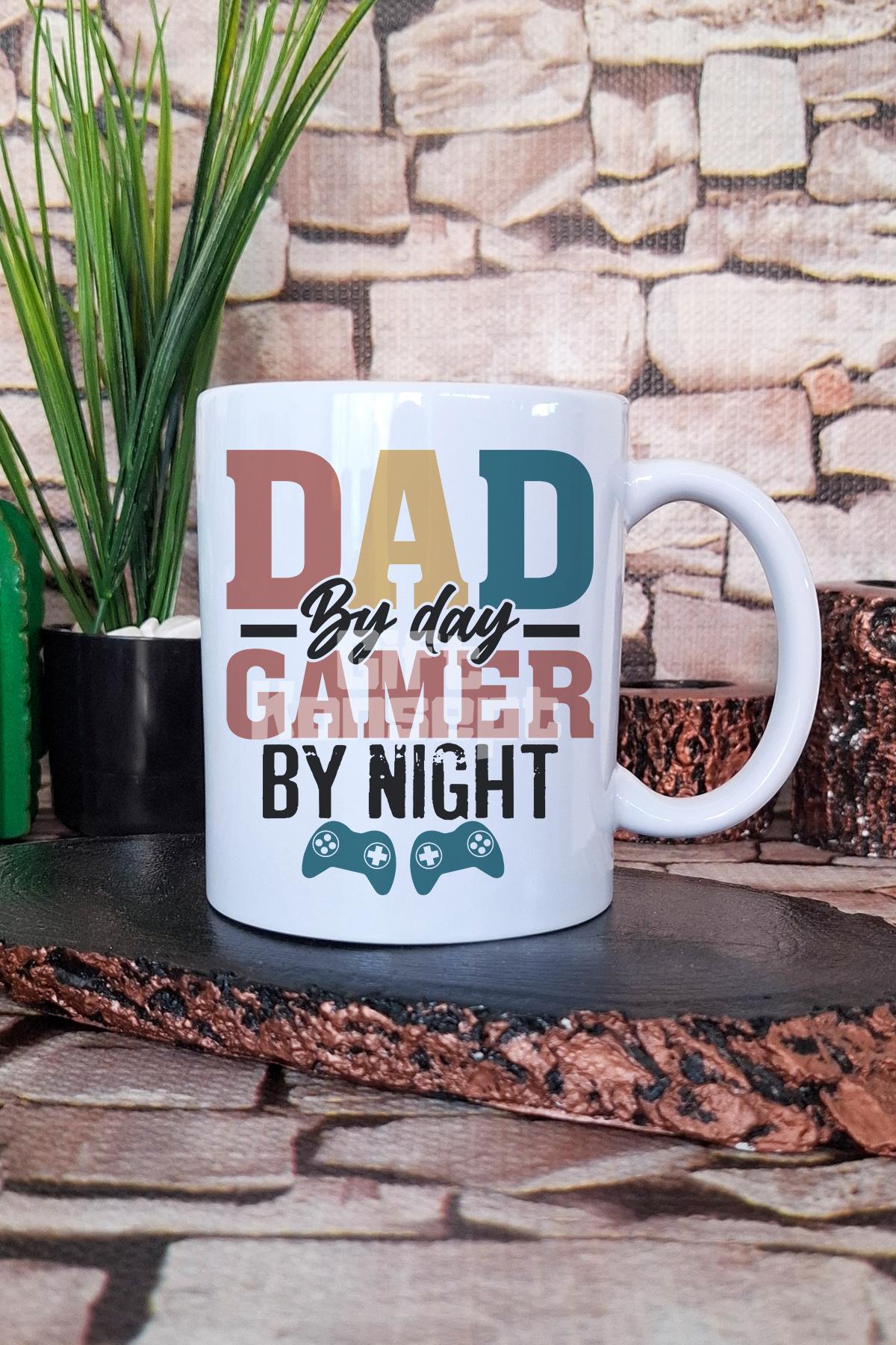 "Dad by day gamer by night" Gamer Mottosu Hediyelik Baskılı Çay Kahve Sunum Kupa Bardak