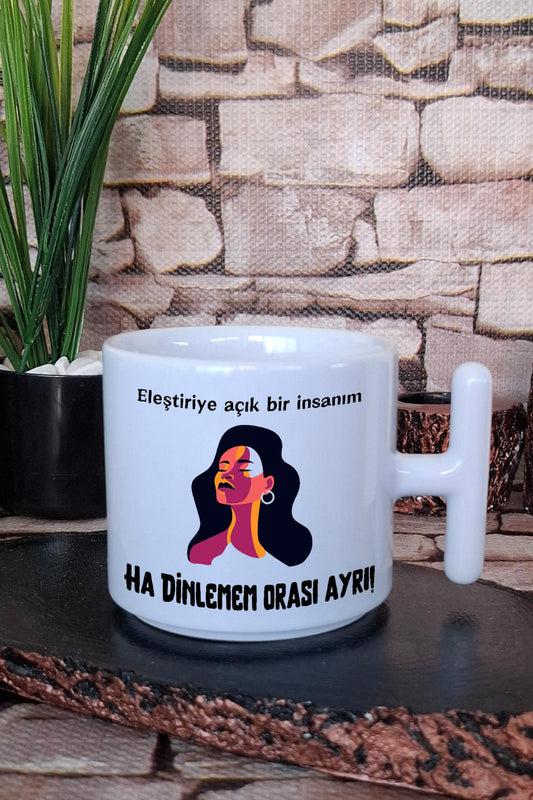 Eleştiriye Açık Bir İnsanım Baskılı Eğlenceli Hediye T Kulplu Latte Fincanı Kupa Bardak