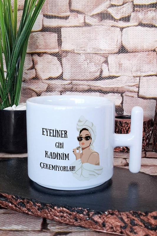 Eyeliner Gibi Kadınım Çekemiyorlar Baskılı Eğlenceli Hediyelik T Kulplu Latte Fincanı Kupa Bardak