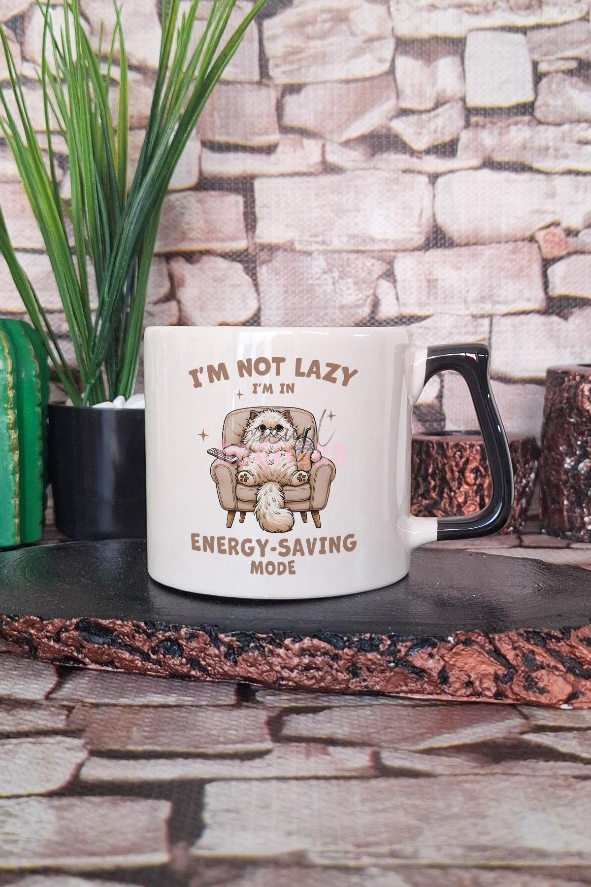 I Am Not Lazy I Am In Energy Save Mode Yazılı Komik Kedi Hediyelik Kulplu Kupa Bardak