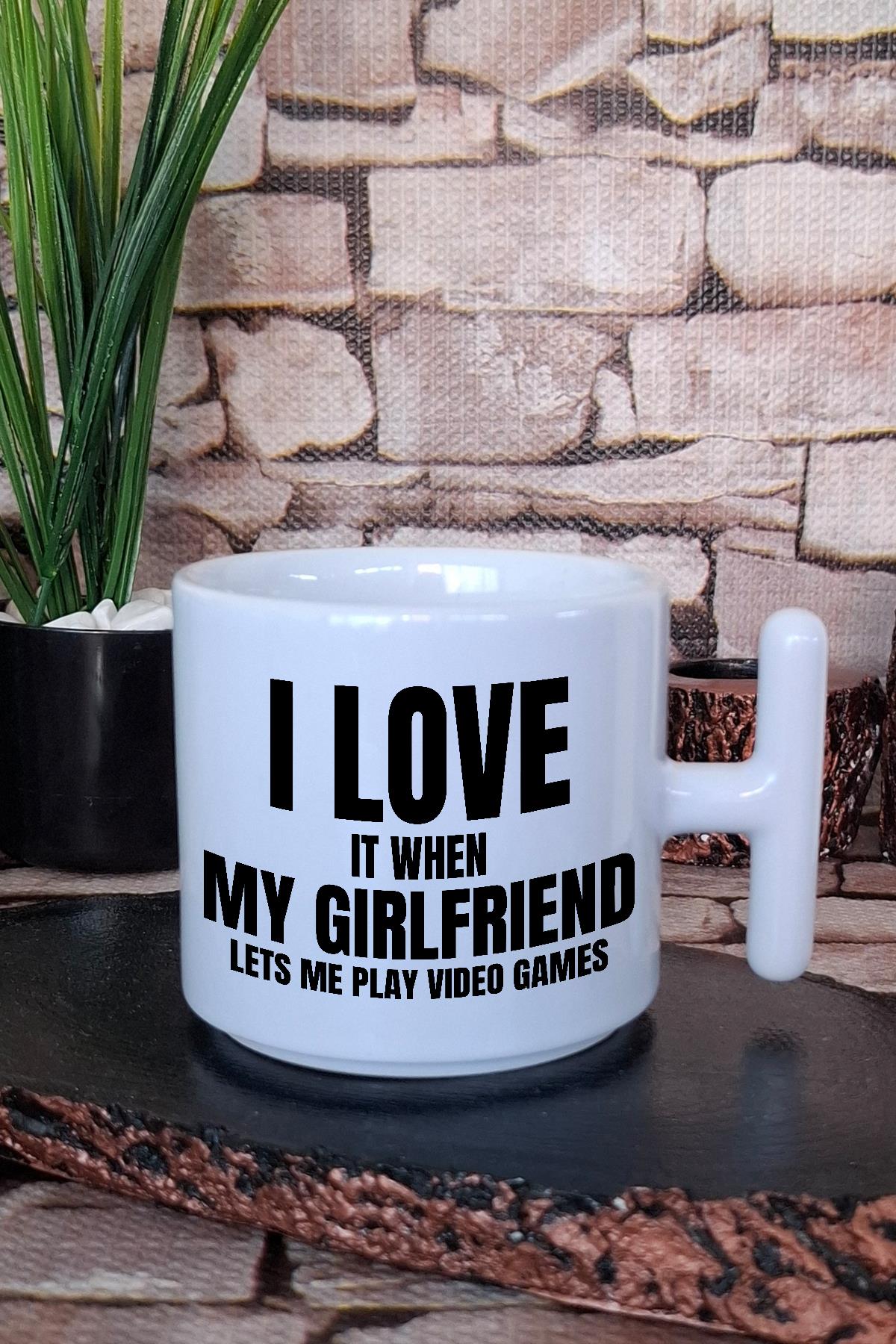 I Love It When My Girlfriend Lets Me Play Games Hediye Baskılı T Kulplu Latte Fincanı Kupa Bardak