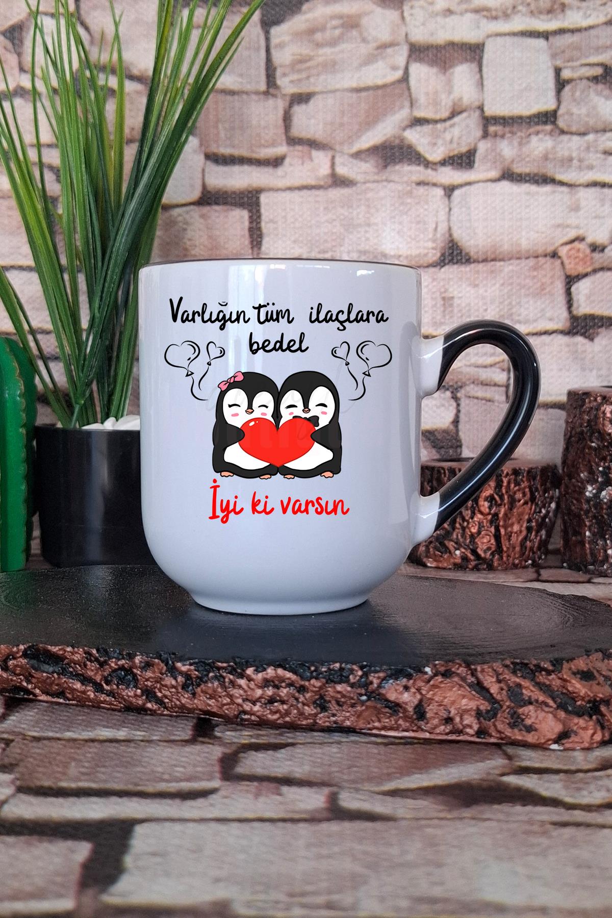 İyi ki Varsın-Penguen Baskılı Eş, Sevgili, Arkadaşa Hediyelik İçi ve Kulpu Siyah Premium Kupa Bardak