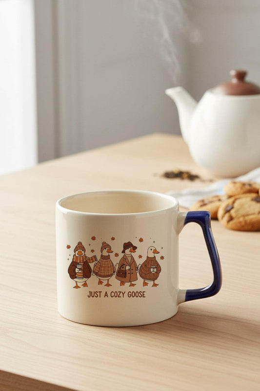 Just a Cozy Goose Sonbahar Sevimli Kazlar Baskılı Lacivert D Kulplu Kupa Bardak