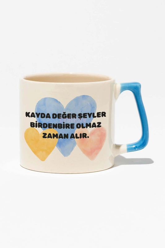 Kayda Değer Şeyler Birden Bire Olmaz Zaman Alır Baskılı Mavi Kulplu Modern Seramik Kupa